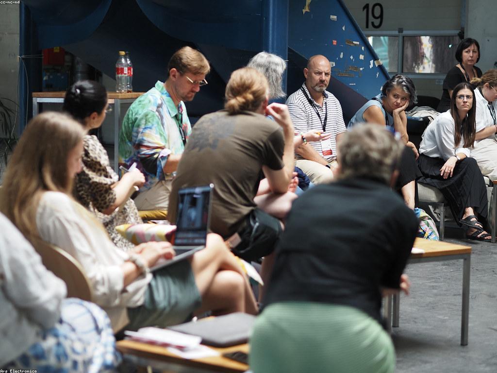 អត្ថប្រែប៉ះពាល់នៃបច្ចេកវិទ្យាថ្មីទៅលើសង្គម